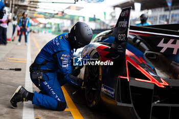 2024-07-12 - 35 MILESI Charles (fra), HABSBURG-LOTHRINGEN Ferdinand (aut), CHATIN Paul-Loup (fra), Alpine Endurance Team #35, Alpine A424, Hypercar, mechanic, mecanicien during the 2024 Rolex 6 Hours of Sao Paulo, 5th round of the 2024 FIA World Endurance Championship, from July 12 to 14, 2024 on the Autódromo José Carlos Pace in Interlagos, Brazil - FIA WEC - 6 HOURS OF SAO PAULO 2024 - ENDURANCE - MOTORS