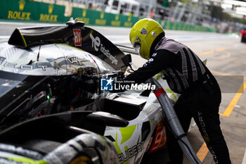 2024-07-12 - 94 DUVAL Loïc (fra), DI RESTA Paul (gbr), VANDOORNE Stoffel (bel), Peugeot TotalEnergies, Peugeot 9x8 #94, Hypercar, mecaniciens, mechanics during the 2024 Rolex 6 Hours of Sao Paulo, 5th round of the 2024 FIA World Endurance Championship, from July 12 to 14, 2024 on the Autódromo José Carlos Pace in Interlagos, Brazil - FIA WEC - 6 HOURS OF SAO PAULO 2024 - ENDURANCE - MOTORS