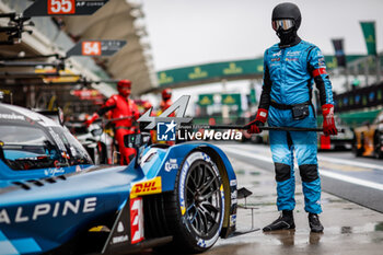 2024-07-12 - mecaniciens, mechanics, Alpine Endurance Team, Alpine A424 #36, Hypercar, during the 2024 Rolex 6 Hours of Sao Paulo, 5th round of the 2024 FIA World Endurance Championship, from July 12 to 14, 2024 on the Autódromo José Carlos Pace in Interlagos, Brazil - FIA WEC - 6 HOURS OF SAO PAULO 2024 - ENDURANCE - MOTORS