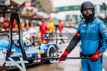 2024-07-12 - mecaniciens, mechanics, Alpine Endurance Team, Alpine A424 #36, Hypercar, during the 2024 Rolex 6 Hours of Sao Paulo, 5th round of the 2024 FIA World Endurance Championship, from July 12 to 14, 2024 on the Autódromo José Carlos Pace in Interlagos, Brazil - FIA WEC - 6 HOURS OF SAO PAULO 2024 - ENDURANCE - MOTORS