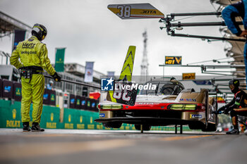 2024-07-12 - 38 RASMUSSEN Oliver (dnk), HANSON Philip (gbr), BUTTON Jenson (gbr), Hertz Team Jota, Porsche 963 #38, Hypercar, action pitstop, arrêt aux stands, during the 2024 Rolex 6 Hours of Sao Paulo, 5th round of the 2024 FIA World Endurance Championship, from July 12 to 14, 2024 on the Autódromo José Carlos Pace in Interlagos, Brazil - FIA WEC - 6 HOURS OF SAO PAULO 2024 - ENDURANCE - MOTORS