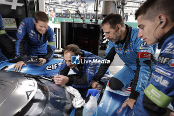 2024-07-12 - mecaniciens, mechanics during the 2024 Rolex 6 Hours of Sao Paulo, 5th round of the 2024 FIA World Endurance Championship, from July 12 to 14, 2024 on the Autódromo José Carlos Pace in Interlagos, Brazil - FIA WEC - 6 HOURS OF SAO PAULO 2024 - ENDURANCE - MOTORS