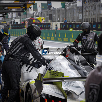 2024-07-12 - 93 JENSEN Mikkel (dnk), MULLER Nico (swi), VERGNE Jean-Eric (fra), Peugeot TotalEnergies, Peugeot 9x8 #93, Hypercar, PIT STOP, ARRET AUX STANDS during the 2024 Rolex 6 Hours of Sao Paulo, 5th round of the 2024 FIA World Endurance Championship, from July 12 to 14, 2024 on the Autódromo José Carlos Pace in Interlagos, Brazil - FIA WEC - 6 HOURS OF SAO PAULO 2024 - ENDURANCE - MOTORS