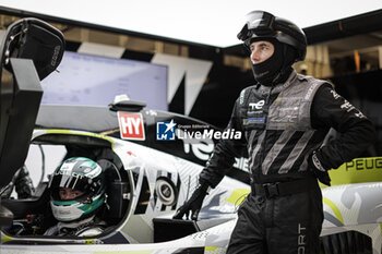 2024-07-13 - mecaniciens, mechanics during the 2024 Rolex 6 Hours of Sao Paulo, 5th round of the 2024 FIA World Endurance Championship, from July 12 to 14, 2024 on the Autódromo José Carlos Pace in Interlagos, Brazil - FIA WEC - 6 HOURS OF SAO PAULO 2024 - ENDURANCE - MOTORS