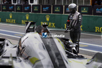 2024-07-13 - mecaniciens, mechanics during the 2024 Rolex 6 Hours of Sao Paulo, 5th round of the 2024 FIA World Endurance Championship, from July 12 to 14, 2024 on the Autódromo José Carlos Pace in Interlagos, Brazil - FIA WEC - 6 HOURS OF SAO PAULO 2024 - ENDURANCE - MOTORS