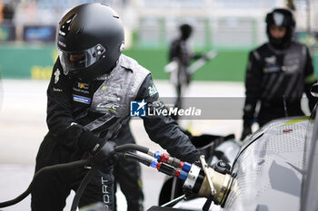 2024-07-13 - mecaniciens, mechanics during the 2024 Rolex 6 Hours of Sao Paulo, 5th round of the 2024 FIA World Endurance Championship, from July 12 to 14, 2024 on the Autódromo José Carlos Pace in Interlagos, Brazil - FIA WEC - 6 HOURS OF SAO PAULO 2024 - ENDURANCE - MOTORS