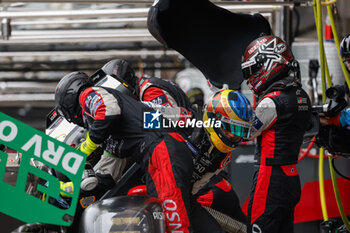 2024-07-13 - 07 CONWAY Mike (gbr), KOBAYASHI Kamui (jpn), DE VRIES Nyck (nld), Toyota Gazoo Racing, Toyota GR010 - Hybrid #07, Hypercar, pitstop, arrêt aux stands, during the 2024 Rolex 6 Hours of Sao Paulo, 5th round of the 2024 FIA World Endurance Championship, from July 12 to 14, 2024 on the Autódromo José Carlos Pace in Interlagos, Brazil - FIA WEC - 6 HOURS OF SAO PAULO 2024 - ENDURANCE - MOTORS