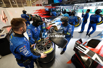 2024-07-13 - mecaniciens, mechanics, michelin, tyres, pneus, Alpine Endurance Team, Alpine A424 #36, Hypercar, during the 2024 Rolex 6 Hours of Sao Paulo, 5th round of the 2024 FIA World Endurance Championship, from July 12 to 14, 2024 on the Autódromo José Carlos Pace in Interlagos, Brazil - FIA WEC - 6 HOURS OF SAO PAULO 2024 - ENDURANCE - MOTORS