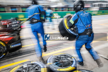 2024-07-13 - mecaniciens, mechanics, michelin, tyres, pneus, Alpine Endurance Team, Alpine A424 #36, Hypercar, during the 2024 Rolex 6 Hours of Sao Paulo, 5th round of the 2024 FIA World Endurance Championship, from July 12 to 14, 2024 on the Autódromo José Carlos Pace in Interlagos, Brazil - FIA WEC - 6 HOURS OF SAO PAULO 2024 - ENDURANCE - MOTORS