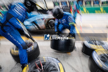 2024-07-13 - mecaniciens, mechanics, michelin, tyres, pneus, Alpine Endurance Team, Alpine A424 #36, Hypercar, during the 2024 Rolex 6 Hours of Sao Paulo, 5th round of the 2024 FIA World Endurance Championship, from July 12 to 14, 2024 on the Autódromo José Carlos Pace in Interlagos, Brazil - FIA WEC - 6 HOURS OF SAO PAULO 2024 - ENDURANCE - MOTORS