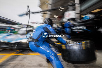 2024-07-13 - mecaniciens, mechanics, michelin, tyres, pneus, Alpine Endurance Team, Alpine A424 #36, Hypercar, during the 2024 Rolex 6 Hours of Sao Paulo, 5th round of the 2024 FIA World Endurance Championship, from July 12 to 14, 2024 on the Autódromo José Carlos Pace in Interlagos, Brazil - FIA WEC - 6 HOURS OF SAO PAULO 2024 - ENDURANCE - MOTORS