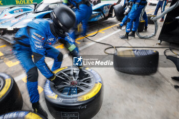 2024-07-13 - mecaniciens, mechanics, michelin, tyres, pneus, Alpine Endurance Team, Alpine A424 #36, Hypercar, during the 2024 Rolex 6 Hours of Sao Paulo, 5th round of the 2024 FIA World Endurance Championship, from July 12 to 14, 2024 on the Autódromo José Carlos Pace in Interlagos, Brazil - FIA WEC - 6 HOURS OF SAO PAULO 2024 - ENDURANCE - MOTORS