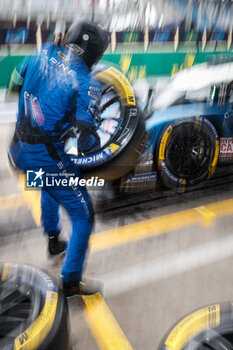 2024-07-13 - mecaniciens, mechanics, michelin, tyres, pneus, Alpine Endurance Team, Alpine A424 #36, Hypercar, during the 2024 Rolex 6 Hours of Sao Paulo, 5th round of the 2024 FIA World Endurance Championship, from July 12 to 14, 2024 on the Autódromo José Carlos Pace in Interlagos, Brazil - FIA WEC - 6 HOURS OF SAO PAULO 2024 - ENDURANCE - MOTORS