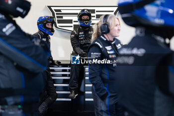 2024-07-13 - Mechanic Cadillac Racing during the 2024 Rolex 6 Hours of Sao Paulo, 5th round of the 2024 FIA World Endurance Championship, from July 11 to 14, 2024 on the Autódromo José Carlos Pace in Interlagos, Brazil - FIA WEC - 6 HOURS OF SAO PAULO 2024 - ENDURANCE - MOTORS