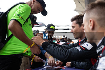 2024-07-13 - ESTRE Kevin (fra), Porsche Penske Motorsport, Porsche 963, portrait, autograph session during the 2024 Rolex 6 Hours of Sao Paulo, 5th round of the 2024 FIA World Endurance Championship, from July 11 to 14, 2024 on the Autódromo José Carlos Pace in Interlagos, Brazil - FIA WEC - 6 HOURS OF SAO PAULO 2024 - ENDURANCE - MOTORS