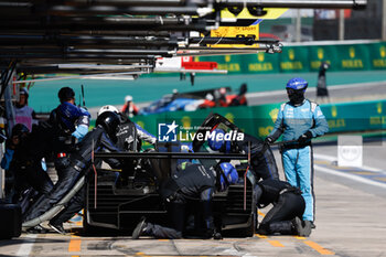 2024-07-14 - 02 BAMBER Earl (nzl), LYNN Alex (gbr), Cadillac Racing #02, Hypercar, action pitstop, arrêt aux stands during the 2024 Rolex 6 Hours of Sao Paulo, 5th round of the 2024 FIA World Endurance Championship, from July 12 to 14, 2024 on the Autódromo José Carlos Pace in Interlagos, Brazil - FIA WEC - 6 HOURS OF SAO PAULO 2024 - ENDURANCE - MOTORS