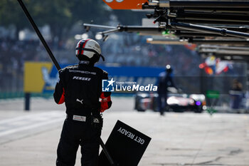 2024-07-14 - mechanic, mecanicien, Porsche Penske Motorsport, Porsche 963 #05, Hypercar, during the 2024 Rolex 6 Hours of Sao Paulo, 5th round of the 2024 FIA World Endurance Championship, from July 12 to 14, 2024 on the Autódromo José Carlos Pace in Interlagos, Brazil - FIA WEC - 6 HOURS OF SAO PAULO 2024 - ENDURANCE - MOTORS