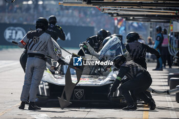 2024-07-14 - 94 DUVAL Loïc (fra), DI RESTA Paul (gbr), VANDOORNE Stoffel (bel), Peugeot TotalEnergies, Peugeot 9x8 #94, Hypercar, action, pitstop, arrêt aux stands, during the 2024 Rolex 6 Hours of Sao Paulo, 5th round of the 2024 FIA World Endurance Championship, from July 12 to 14, 2024 on the Autódromo José Carlos Pace in Interlagos, Brazil - FIA WEC - 6 HOURS OF SAO PAULO 2024 - ENDURANCE - MOTORS