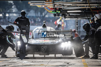 2024-07-14 - 94 DUVAL Loïc (fra), DI RESTA Paul (gbr), VANDOORNE Stoffel (bel), Peugeot TotalEnergies, Peugeot 9x8 #94, Hypercar, action, pitstop, arrêt aux stands, during the 2024 Rolex 6 Hours of Sao Paulo, 5th round of the 2024 FIA World Endurance Championship, from July 12 to 14, 2024 on the Autódromo José Carlos Pace in Interlagos, Brazil - FIA WEC - 6 HOURS OF SAO PAULO 2024 - ENDURANCE - MOTORS