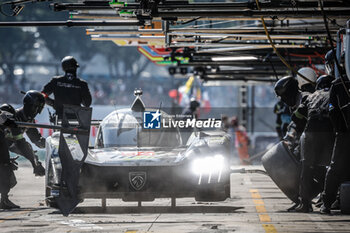 2024-07-14 - 94 DUVAL Loïc (fra), DI RESTA Paul (gbr), VANDOORNE Stoffel (bel), Peugeot TotalEnergies, Peugeot 9x8 #94, Hypercar, action, pitstop, arrêt aux stands, during the 2024 Rolex 6 Hours of Sao Paulo, 5th round of the 2024 FIA World Endurance Championship, from July 12 to 14, 2024 on the Autódromo José Carlos Pace in Interlagos, Brazil - FIA WEC - 6 HOURS OF SAO PAULO 2024 - ENDURANCE - MOTORS