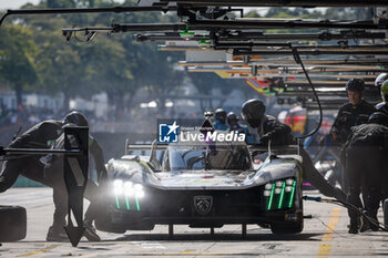 2024-07-14 - 93 JENSEN Mikkel (dnk), MULLER Nico (swi), VERGNE Jean-Eric (fra), Peugeot TotalEnergies, Peugeot 9x8 #93, Hypercar, action, pitstop, arrêt aux stands, during the 2024 Rolex 6 Hours of Sao Paulo, 5th round of the 2024 FIA World Endurance Championship, from July 12 to 14, 2024 on the Autódromo José Carlos Pace in Interlagos, Brazil - FIA WEC - 6 HOURS OF SAO PAULO 2024 - ENDURANCE - MOTORS