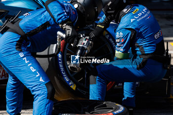 2024-07-14 - mechanic, mecanicien, pitstop, arrêt aux stands, Alpine Endurance Team, Alpine A424 #36, Hypercar, during the 2024 Rolex 6 Hours of Sao Paulo, 5th round of the 2024 FIA World Endurance Championship, from July 12 to 14, 2024 on the Autódromo José Carlos Pace in Interlagos, Brazil - FIA WEC - 6 HOURS OF SAO PAULO 2024 - ENDURANCE - MOTORS