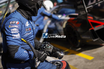 2024-07-14 - mecaniciens, mechanics during the 2024 Rolex 6 Hours of Sao Paulo, 5th round of the 2024 FIA World Endurance Championship, from July 12 to 14, 2024 on the Autódromo José Carlos Pace in Interlagos, Brazil - FIA WEC - 6 HOURS OF SAO PAULO 2024 - ENDURANCE - MOTORS