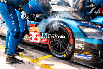 2024-07-14 - 35 MILESI Charles (fra), HABSBURG-LOTHRINGEN Ferdinand (aut), CHATIN Paul-Loup (fra), Alpine Endurance Team #35, Alpine A424, Hypercar, action pitstop, arrêt aux stands during the 2024 Rolex 6 Hours of Sao Paulo, 5th round of the 2024 FIA World Endurance Championship, from July 11 to 14, 2024 on the Autódromo José Carlos Pace in Interlagos, Brazil - FIA WEC - 6 HOURS OF SAO PAULO 2024 - ENDURANCE - MOTORS