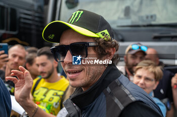 2024-09-20 - Valentino ROSSI, of a team Team WRT sign autographs at Fanatec GT Word Challenge in Monza - FANATEC GT ENDURANCE CUP - ENDURANCE - MOTORS