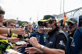 2024-09-20 - Valentino ROSSI, of a team Team WRT sign autographs at Fanatec GT Word Challenge in Monza - FANATEC GT ENDURANCE CUP - ENDURANCE - MOTORS