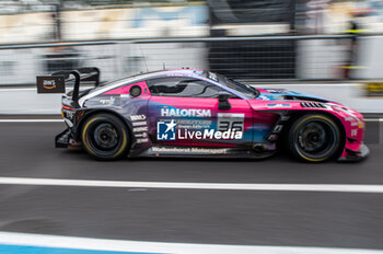 2024-09-21 - Mex JANSEN,Tim CRESWICK,Ben GREEN, of a team Walkenhorst Motorsport, on a Aston Martin Vantage AMR GT3 EVO in a pitlane during Fanatec GT Word Challenge in Monza - FANATEC GT ENDURANCE CUP - ENDURANCE - MOTORS