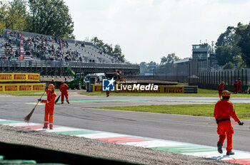 2024-09-21 - Safety marshal cleaning the road - FANATEC GT ENDURANCE CUP - ENDURANCE - MOTORS