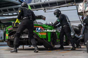 2024-09-22 - Mirko BORTOLOTTI,Edoardo MORTARA,Leonardo PULCINI, of a team Iron Lynx, on a Lamborghini Huracan GT3 EVO2 in a pit stop during Fanatec GT Word Challenge in Monza - FANATEC GT ENDURANCE CUP - ENDURANCE - MOTORS