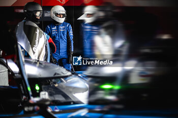 2024-09-12 - mecaniciens, mechanics, Alpine Endurance Team, ambiance, pitlane, during the 2024 6 Hours of Fuji, 7th round of the 2024 FIA World Endurance Championship, from September 13 to 15, 2024 on the Fuji Speedway in Oyama, Shizuoka, Japan - FIA WEC - 6 HOURS OF FUJI 2024 - ENDURANCE - MOTORS