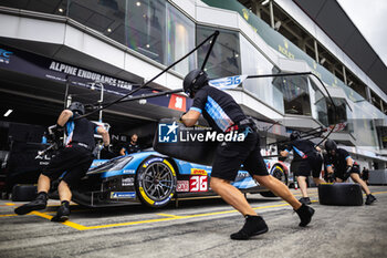 2024-09-12 - mecaniciens, mechanics, Alpine Endurance Team, ambiance, pitlane, during the 2024 6 Hours of Fuji, 7th round of the 2024 FIA World Endurance Championship, from September 13 to 15, 2024 on the Fuji Speedway in Oyama, Shizuoka, Japan - FIA WEC - 6 HOURS OF FUJI 2024 - ENDURANCE - MOTORS