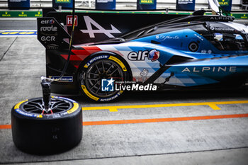 2024-09-12 - Alpine Endurance Team, ambiance, pitlane, during the 2024 6 Hours of Fuji, 7th round of the 2024 FIA World Endurance Championship, from September 13 to 15, 2024 on the Fuji Speedway in Oyama, Shizuoka, Japan - FIA WEC - 6 HOURS OF FUJI 2024 - ENDURANCE - MOTORS