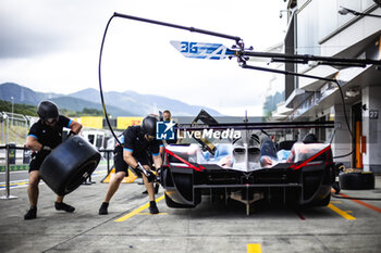 2024-09-12 - mecaniciens, mechanics, Alpine Endurance Team, ambiance, pitlane, during the 2024 6 Hours of Fuji, 7th round of the 2024 FIA World Endurance Championship, from September 13 to 15, 2024 on the Fuji Speedway in Oyama, Shizuoka, Japan - FIA WEC - 6 HOURS OF FUJI 2024 - ENDURANCE - MOTORS