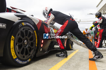 2024-09-13 - 08 BUEMI Sébastien (swi), HARTLEY Brendon (nzl), HIRAKAWA Ryo (jpn), Toyota Gazoo Racing, Toyota GR010 - Hybrid #08, Hypercar, pit stop during the 2024 6 Hours of Fuji, 7th round of the 2024 FIA World Endurance Championship, from September 13 to 15, 2024 on the Fuji Speedway in Oyama, Shizuoka, Japan - FIA WEC - 6 HOURS OF FUJI 2024 - ENDURANCE - MOTORS