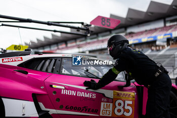 2024-09-13 - 85 BOVY Sarah (bel), FREY Rahel (swi), GATTING Michelle (dnk), Iron Dames, Lamborghini Huracan GT3 Evo2 #85, LM GT3, mecaniciens, mechanics during the 2024 6 Hours of Fuji, 7th round of the 2024 FIA World Endurance Championship, from September 13 to 15, 2024 on the Fuji Speedway in Oyama, Shizuoka, Japan - FIA WEC - 6 HOURS OF FUJI 2024 - ENDURANCE - MOTORS