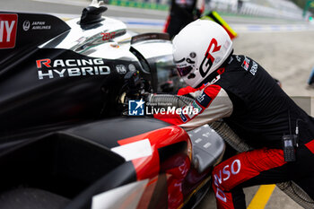 2024-09-13 - 07 CONWAY Mike (gbr), KOBAYASHI Kamui (jpn), DE VRIES Nyck (nld), Toyota Gazoo Racing, Toyota GR010 - Hybrid #07, Hypercar, mechanic, mecanicien portrait during the 2024 6 Hours of Fuji, 7th round of the 2024 FIA World Endurance Championship, from September 13 to 15, 2024 on the Fuji Speedway in Oyama, Shizuoka, Japan - FIA WEC - 6 HOURS OF FUJI 2024 - ENDURANCE - MOTORS