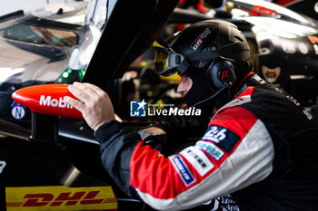 2024-09-13 - 08 BUEMI Sébastien (swi), HARTLEY Brendon (nzl), HIRAKAWA Ryo (jpn), Toyota Gazoo Racing, Toyota GR010 - Hybrid #08, Hypercar, mechanic, mecanicien portrait during the 2024 6 Hours of Fuji, 7th round of the 2024 FIA World Endurance Championship, from September 13 to 15, 2024 on the Fuji Speedway in Oyama, Shizuoka, Japan - FIA WEC - 6 HOURS OF FUJI 2024 - ENDURANCE - MOTORS