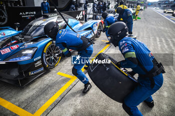 2024-09-13 - Alpine Endurance Team, mecaniciens, mechanics, portrait during the 2024 6 Hours of Fuji, 7th round of the 2024 FIA World Endurance Championship, from September 13 to 15, 2024 on the Fuji Speedway in Oyama, Shizuoka, Japan - FIA WEC - 6 HOURS OF FUJI 2024 - ENDURANCE - MOTORS