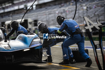 2024-09-13 - Alpine Endurance Team, mecaniciens, mechanics, portrait during the 2024 6 Hours of Fuji, 7th round of the 2024 FIA World Endurance Championship, from September 13 to 15, 2024 on the Fuji Speedway in Oyama, Shizuoka, Japan - FIA WEC - 6 HOURS OF FUJI 2024 - ENDURANCE - MOTORS