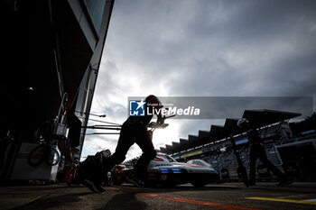 2024-09-13 - 06 ESTRE Kevin (fra), LOTTERER André (ger), VANTHOOR Laurens (bel), Porsche Penske Motorsport, Porsche 963 #06, Hypercar, action, stand, pitlane,, during the 2024 6 Hours of Fuji, 7th round of the 2024 FIA World Endurance Championship, from September 13 to 15, 2024 on the Fuji Speedway in Oyama, Shizuoka, Japan - FIA WEC - 6 HOURS OF FUJI 2024 - ENDURANCE - MOTORS