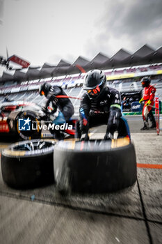 2024-09-13 - mechanic, mecanicien, michelin, tyres, pneus,, during the 2024 6 Hours of Fuji, 7th round of the 2024 FIA World Endurance Championship, from September 13 to 15, 2024 on the Fuji Speedway in Oyama, Shizuoka, Japan - FIA WEC - 6 HOURS OF FUJI 2024 - ENDURANCE - MOTORS