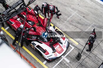 2024-09-13 - 05 CAMPBELL Matt (aus), CHRISTENSEN Michael (dnk), MAKOWIECKI Frédéric (fra), Porsche Penske Motorsport, Porsche 963 #05, Hypercar, pitstop, arrêt aux stands during the 2024 6 Hours of Fuji, 7th round of the 2024 FIA World Endurance Championship, from September 13 to 15, 2024 on the Fuji Speedway in Oyama, Shizuoka, Japan - FIA WEC - 6 HOURS OF FUJI 2024 - ENDURANCE - MOTORS