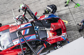 2024-09-13 - 31 FARFUS Augusto (bra), GELAEL Sean (ind), LEUNG Darren (gbr), Team WRT, BMW M4 GT3 #31, LM GT3, pitstop, arrêt aux stands during the 2024 6 Hours of Fuji, 7th round of the 2024 FIA World Endurance Championship, from September 13 to 15, 2024 on the Fuji Speedway in Oyama, Shizuoka, Japan - FIA WEC - 6 HOURS OF FUJI 2024 - ENDURANCE - MOTORS