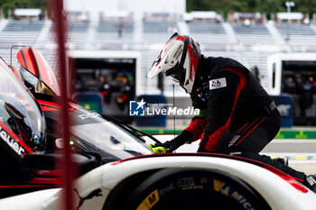 2024-09-13 - 06 ESTRE Kevin (fra), LOTTERER André (ger), VANTHOOR Laurens (bel), Porsche Penske Motorsport, Porsche 963 #06, mechanic, mecanicien during the 2024 6 Hours of Fuji, 7th round of the 2024 FIA World Endurance Championship, from September 13 to 15, 2024 on the Fuji Speedway in Oyama, Shizuoka, Japan - FIA WEC - 6 HOURS OF FUJI 2024 - ENDURANCE - MOTORS