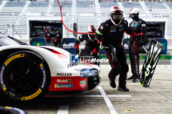 2024-09-13 - 05 CAMPBELL Matt (aus), CHRISTENSEN Michael (dnk), MAKOWIECKI Frédéric (fra), Porsche Penske Motorsport, Porsche 963 #05, mechanic, mecanicien during the 2024 6 Hours of Fuji, 7th round of the 2024 FIA World Endurance Championship, from September 13 to 15, 2024 on the Fuji Speedway in Oyama, Shizuoka, Japan - FIA WEC - 6 HOURS OF FUJI 2024 - ENDURANCE - MOTORS