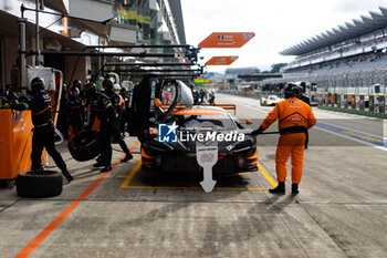 2024-09-13 - 59 SAUCY Grégoire (swi), COTTINGHAM James (gbr), COSTA Nicolas (bra), United Autosports, McLaren 720S GT3 Evo #59, pitlane, mechanic, mecanicien during the 2024 6 Hours of Fuji, 7th round of the 2024 FIA World Endurance Championship, from September 13 to 15, 2024 on the Fuji Speedway in Oyama, Shizuoka, Japan - FIA WEC - 6 HOURS OF FUJI 2024 - ENDURANCE - MOTORS